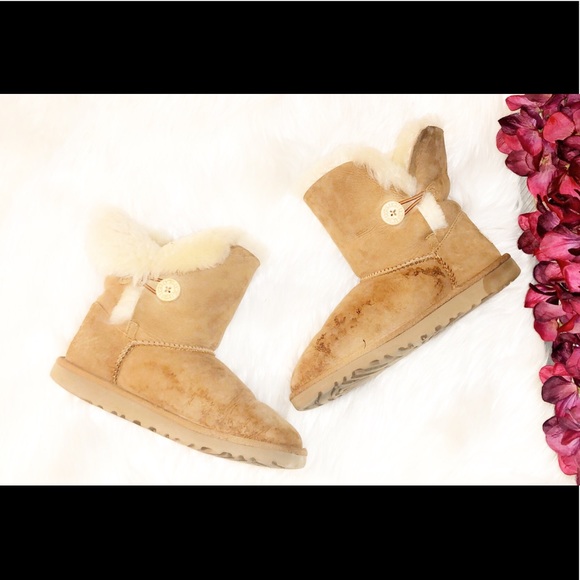 UGG Chestnut Short Bailey Button Boot - Picture 1 of 7